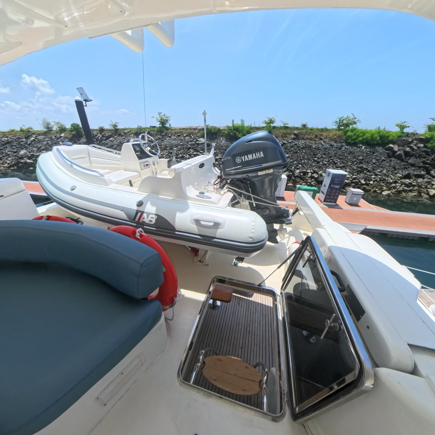 Yate 70' Azimut